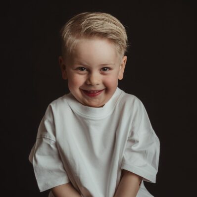 Kleiner Junge - Portrait auf schwarzem Hintergrund