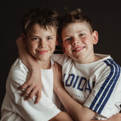 zwei Jungs - Portrait auf schwarzem Hintergrund